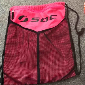  - Nu säljer jag min idrotts väska, får plats med allt, den har många fickor, jätte fin rosa färg, köpt från stadium 😊
