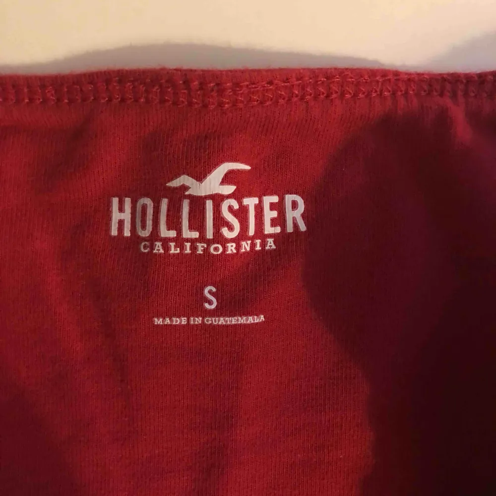 Väldigt söt bandeau top från Hollister. Sitter väldigt bra. Pris kan diskuteras vid snabb affär :). Toppar.