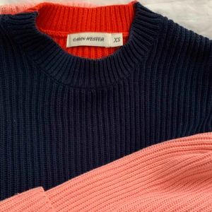  - Tröja från Carin Wester som är mörkblå på framsidan, röd på baksidan. Finns inte att köp längre. Möts helst i Stockholm, annars står ni för frakten