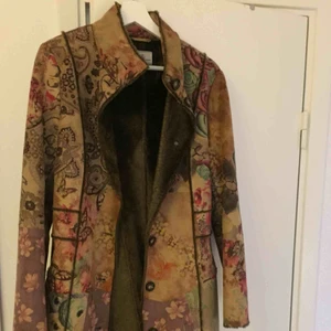  - Fin kappa från Flash Woman. Fuskmocka på utsidan, päls på insidan. Mycket bra skick, knappt använd. Nypris ca 1500 kr. Storlek Medium.