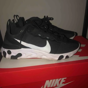  - W Nike React Element 55 Använda en gång, säljer pga. för liten storlek.  Som nya! Ord pris. ca 1300kr  OBS! KAN TÄNKA MIG GÅ NER I PRIS VID SNABB AFFÄR! 😊