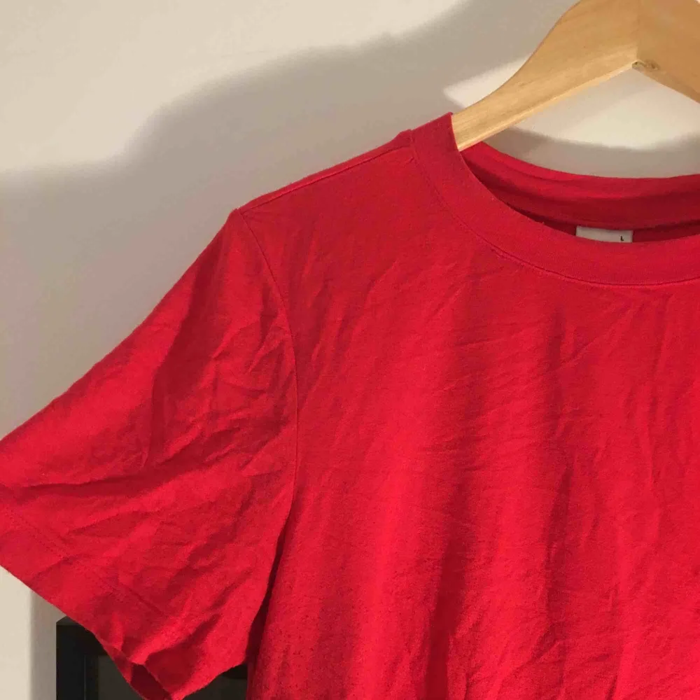 Röd magtröja / kortare t-shirt från Ginatricot❣️ . T-shirts.