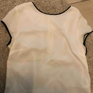  - Vit t-shirt blus ifrån H&M i storlek 38. Aldrig använd💕