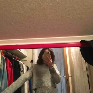  - Detta är ett jättefin ljusgrå stickad magtröja från divided H&M. Tröjan är lite använd och såklart tvättar  jag innan skickar den:) original priset är 149 kr❤️