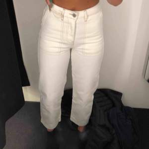 Ny pris 500kr Aldrig använda, super fina vita jeans från Gina tricot i storlek 34💕
