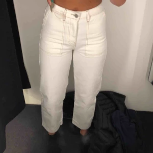  - Ny pris 500kr Aldrig använda, super fina vita jeans från Gina tricot i storlek 34💕