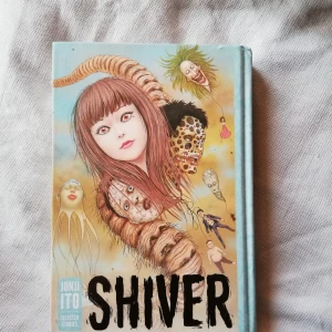 Junji Ito comicbook mangaserie - Junji Ito seriebok "Shiver". Nio av Junji Itos short stories inklusive anteckningar och kommentarer av författaren för varje kortserie. Mörk horror-manga. Språk: engelska. Fint skick. Frakt inom sverige hamnar på 88 kr. 