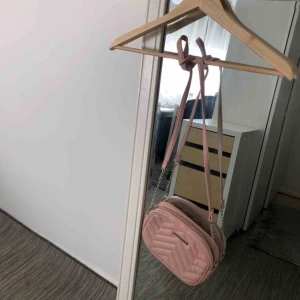  - Pastell rosa axelremsväska med små silverfärgad detaljer. Använt en gång, därmed i väldigt bra skikt. Kontakta för fler bilder och frågor! Frakt förekommer.