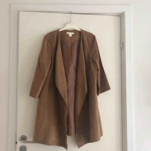  - Snygg vårjacka i mockaimitation från H&M. Ljusbrun/brun. Använd 1 gång. Möts upp i Stockholm, annars står köparen för frakten. 