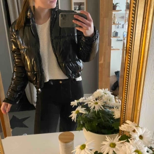  - Säljer denna jacka från Chiquelle i storlek L, passar mig som i vanliga fall har storlek S/M och blir bara lite oversized.Säljer pga att jag aldrig använt denna. Säljer för 550+frakt. Nypris:799kr