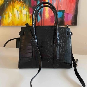  - Crocomönstrad liten väska från Mango med avtagbart axelband. Jättefint skick, nästan som ny. 