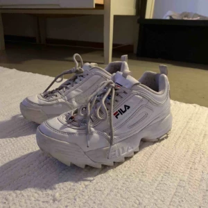  - Fila skor frakt ingår i priset 