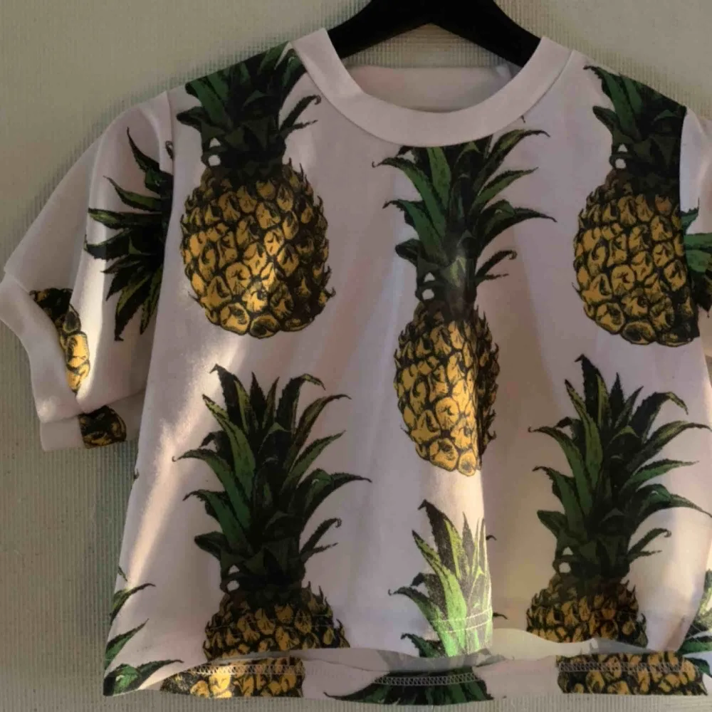Ananas shorts och t shirt, frakt ingår!. T-shirts.