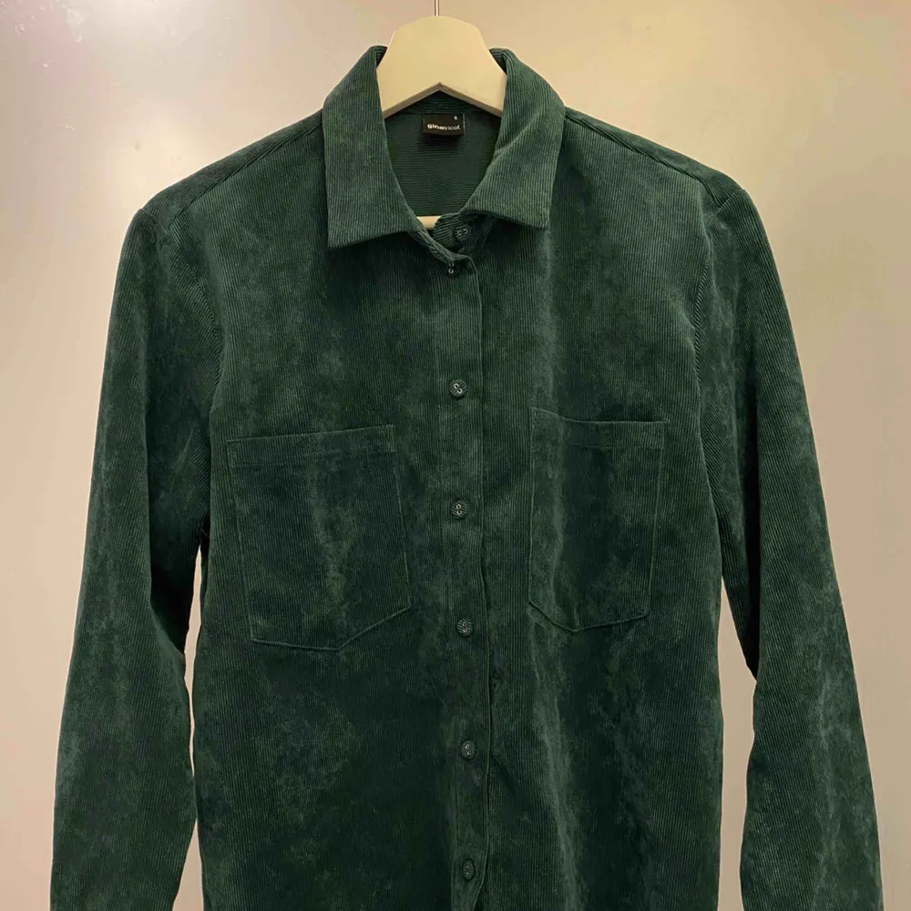 Grön skjorta från Gina Tricot i manchester. Denna köpte jag i höstas men den har inte kommit till användning som mycket som jag tänkt. Den är i superfint skick! Jag är vanligtvis en XS men denna sitter på mig som en lite oversized skjorta.. Skjortor.