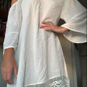 Klänning - Fin sommarklänning, skrynklig men går att fixa med ett strykjärn ;) Möter upp i Uppsala annars står köparen för frakten💓🌸🧡Kan frakta flera plagg tsm så kolla in min profil för mer kläder :)