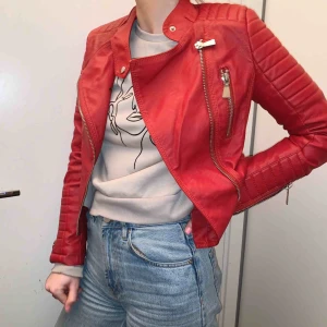  - Säljer min fina skinnjacka i storlek 36! Köpt för 699kr men säljer för 120 + frakt (79kr) ❤️ perfekt till våren!