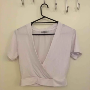  - Vit oanvänd crop top från Zara. 
