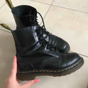  - Så gott som felfritt skick förutom creasing vid skaftet, vill man går det säkert att få bort😊 inkl frakt!!