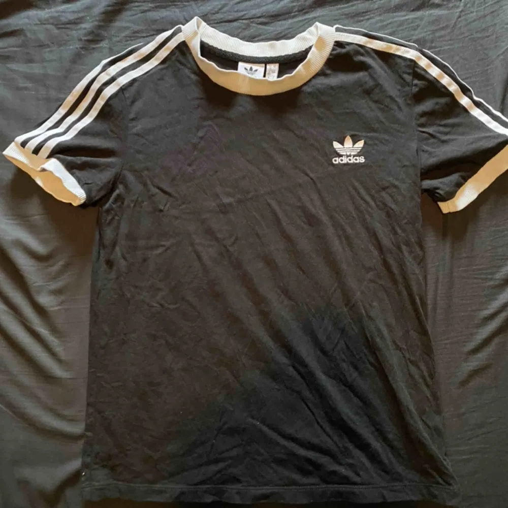 T-shirt från Adidas, använd 1 gång . T-shirts.