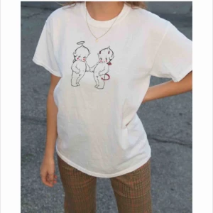  - Vit oversized graphic T-shirt ifrån Brandy Melville 