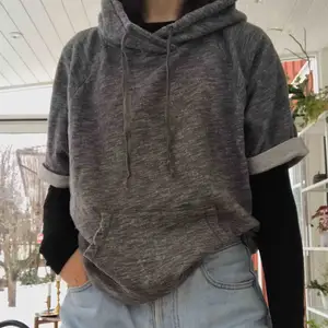 Kortärmad grå hoodie från hollister. Använd fåtal gånger men är som i nyskick. Kan mötas i Falun, annars står köparen för frakten.