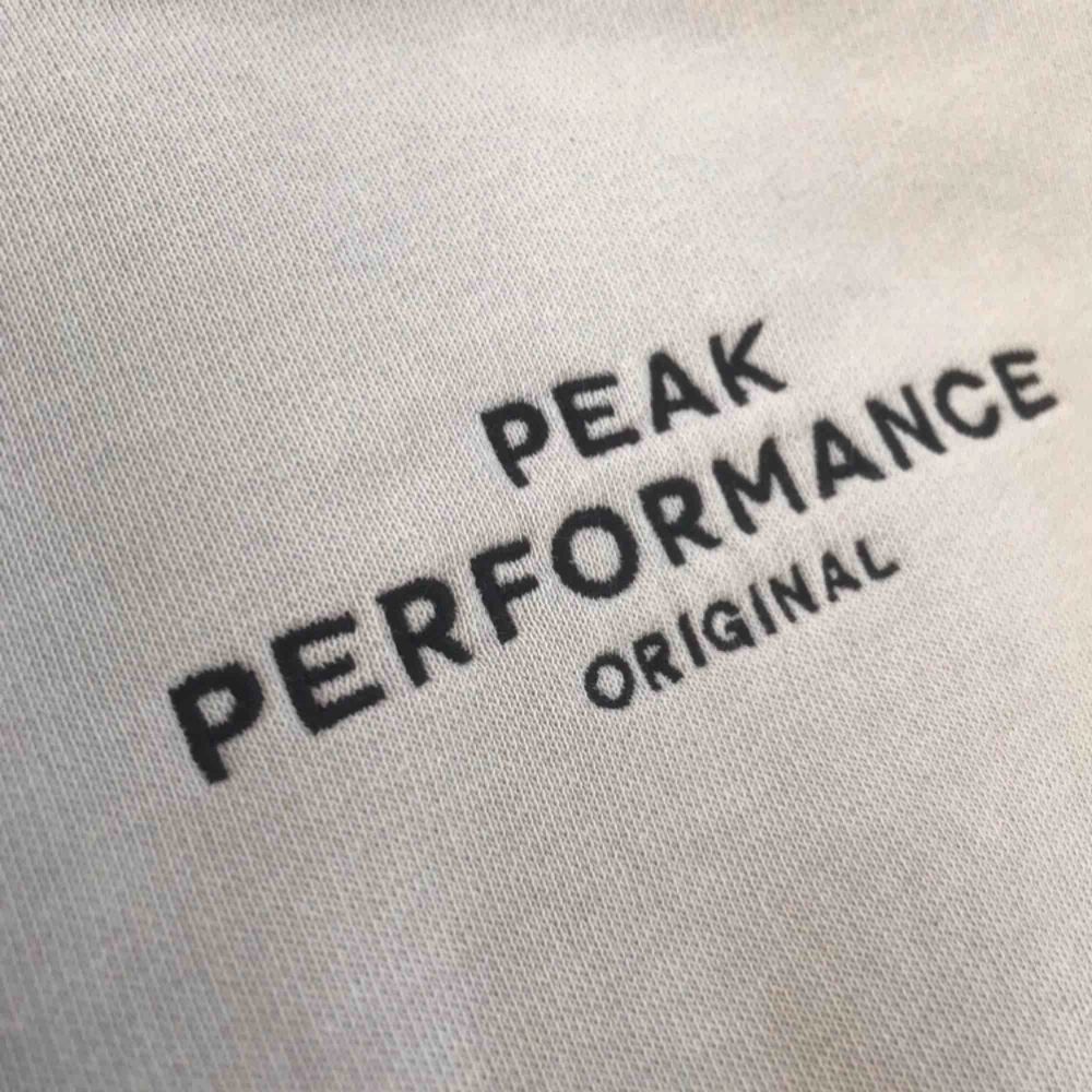 Peak Performance kofta vit storlek S. Huvtröjor & Träningströjor.