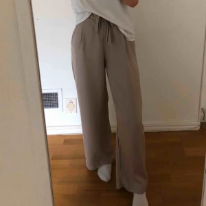  - Ett par riktigt sköna,vida, beiga byxor från H&M. Lite för stora för mig (brukar ha 32) och därför endast använda en gång. Riktigt snygga nu till våren och sommaren🤩  Betalning sker via Swish och köparen står för frakten!