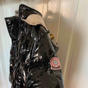  - Svart vinyl jacka från boohoo, aldrig använd, lappen sitter kvar. Säljer pga har dubbletter. Super trendig och snygg jacka. Huvan är avtagbar. Säljs för 1170 kr på boohoo.com. Fler bilder kan skickas, frakt ingår ej. 