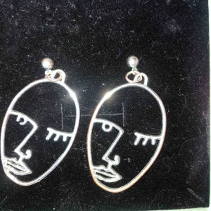  - örhängen formade som ansikten!! passar till nästan allt. desinfekteras innan frakt kan mötas i Helsingborg eller Ängelholm eller frakta mot betalning