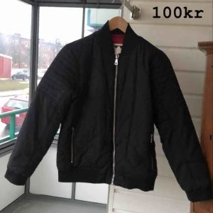 Trendig bomberjacka - Trendig bomberjacka från Junkyard i storlek S :)