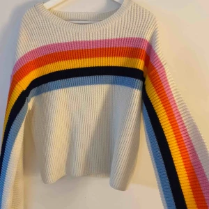  - Stickad tröja med coola detaljer 