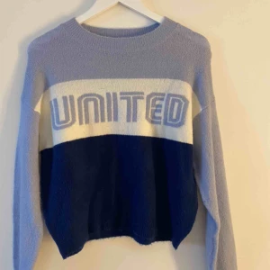  - Stickad tröja köpt i Paris, därav inget svenskt märke!