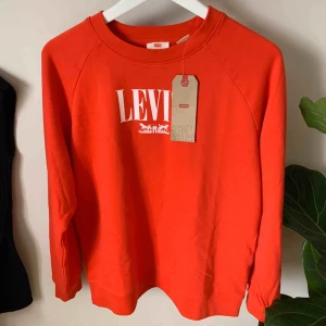  - HELT NY röd sweatshirt från Levis! Fin passform och helt oanvänd. Säljer den då jag inte tycker att jag passar i rött (hehe).  Kan mötas upp i Lund eller posta för 59kr :)  Skriv bara om du har några frågor <3