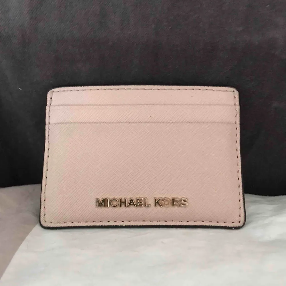 Korthållare från Michael Kors i babyrosa färg. Säljer då jag har köpt en ny. Jättefräsch fortfarande💗 199kr exkl. frakt . Accessoarer.