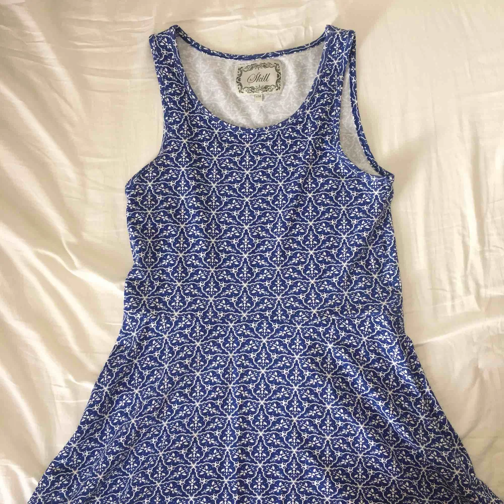 Somrig klänning i fin blå färg och vitt mönster. Knappt använd och i fint skick. . Klänningar.