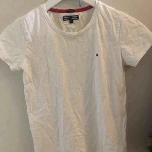  - En t-shirt från Tommy hilfiger. Storlek 164, men passar en XS. Använd ett antal gånger. Köparen tår för frakt