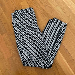 Fina byxor  - Stretchiga, mjuka byxor i satinliknande material. Knappt använda.   Köparen står för ev frakt. 