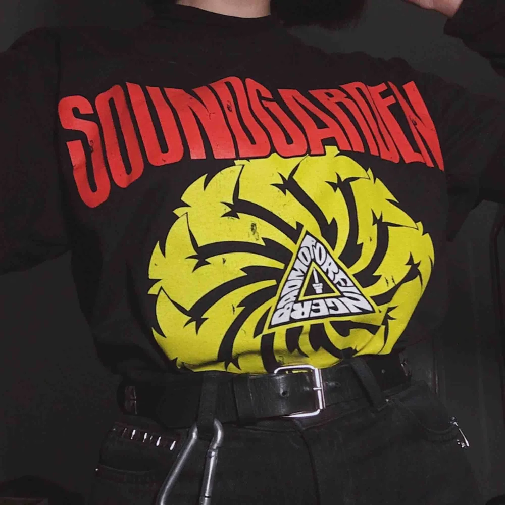 såå snygg soundgardentröja som knappt används då jag inte är ett så stort fan av deras musik :/ har tryck på både fram och baksidan, frakt på 50kr tillkommer!. T-shirts.