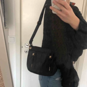 Svart väska - Svart, mindre handväska med justerbart axelband! Använd fåtal gånger💕 