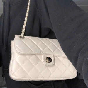 Väska - Jättesöt väska från Gina Tricot. Lite slitningar på lädret i kedjan men annars fint skick. Går även att förlänga kedjan!💞💞