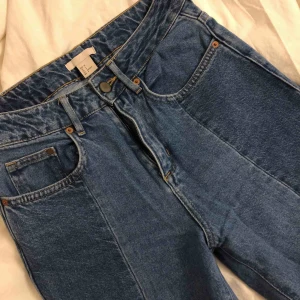  - Mom jeans - använda cirka 5 ggr Aldrig känt mig riktig bekväm i dom..