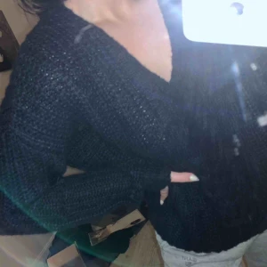  - Mys tröjan från vero Moda, säljer den enbart då jag har för mycket kläder. Skitmysig och sticks inte! Vacker v-ringning🥺 passar xs-m då den är oversized i modellen💗