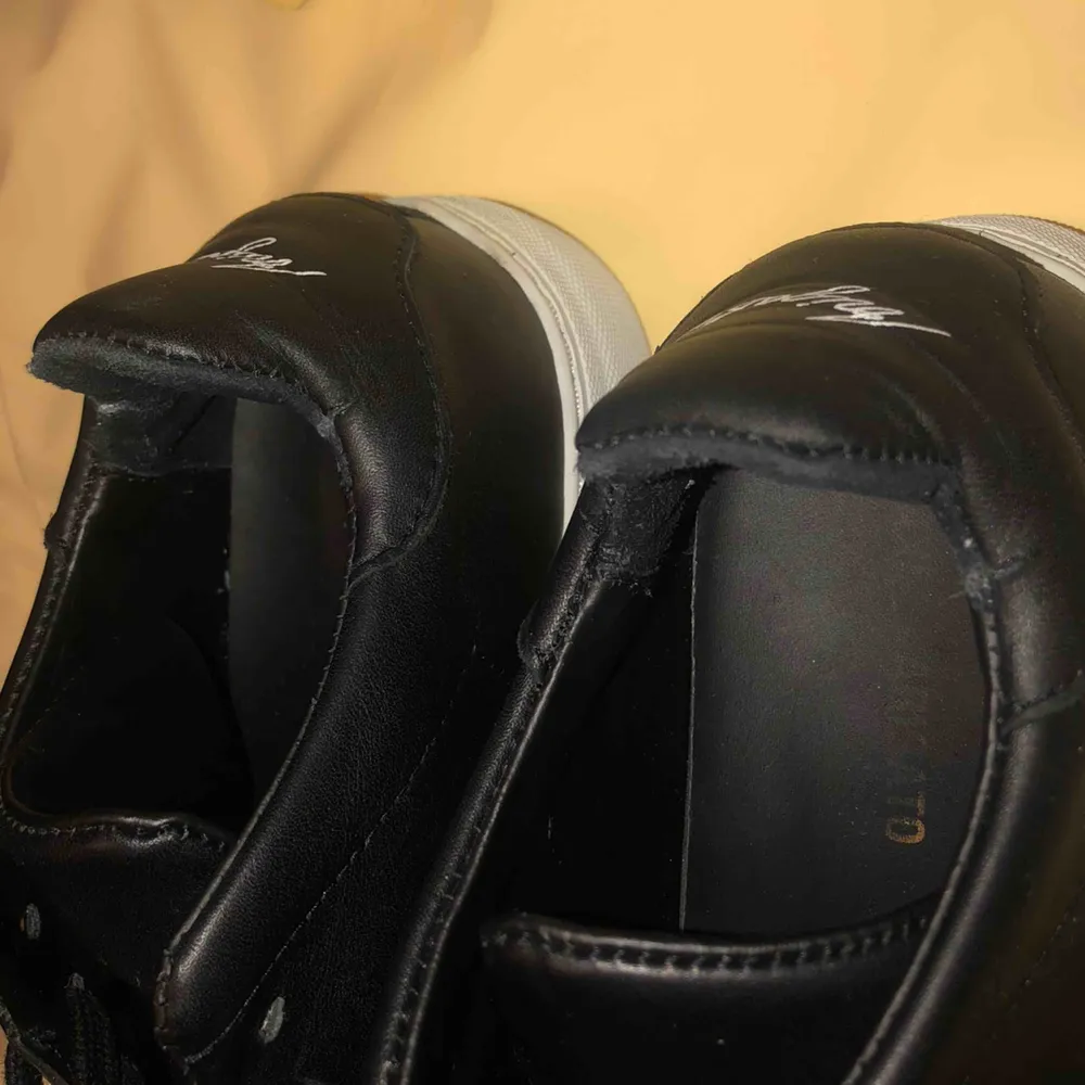 Arigato skor i läder köpta i somras och använda få gånger. Säljer pga att de är försmå, därav slets de upp lite (se bild 2) . Syns dock inte väl när de är på. Även lite repade längst fram. Nypris 1750. 1000 inkl frakten som ligger på 99kr. skriv om ni vill ha fler bilder eller undrar något☺️. Skor.