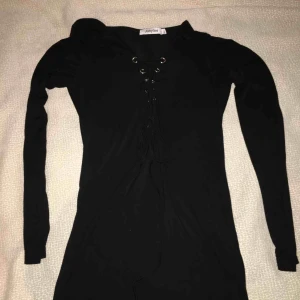  - Svart långärmad klänning från jubylee. Tunn material.