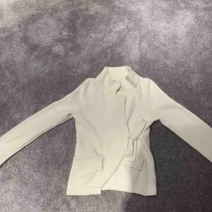  - Jätteskön och söt krämvit kofta ifrån Lely Woods (köpt på Tessie i Göteborg om jag inte minns fel). Storlek XS. Köparen står för frakten om det skulle behövas.  💖💖