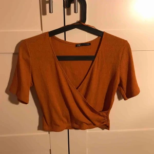  - Fraktas endas!! Säljer en super fin linne topp från zara för 50kr +39kr i frakt 