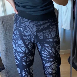 Nike träningstights med skogsminister - Aldrig använda utan endast testade, frakt tillkommer. Står storlek L, men är mer som en M enligt mig 