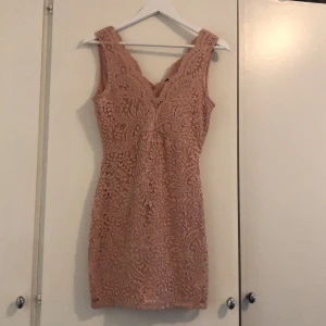Spetsklänning - Storlek S. Från Vero Moda.