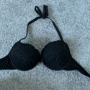 Bikini topp - Säljer en svart bikini topp då den inte kommer till användning, 100kr+ frakt 
