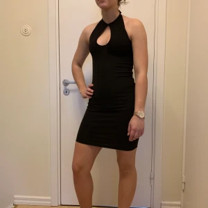 Klänning Bikbok storlek XS - Svart klänning från Bikbok, den töja ut så passa även de som använder storlek S-M också.